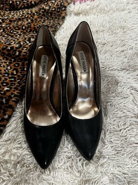 Steve Madden Black Patent Pointed Pumps